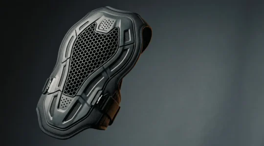 Protection dorsale de moto certifiée niveau 2 avec structure ventilée et technologie d'absorption des chocs