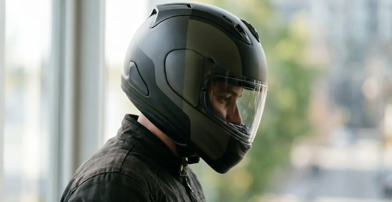 Vue de profil détaillée d'un casque intégral de moto mettant en valeur les zones de protection
