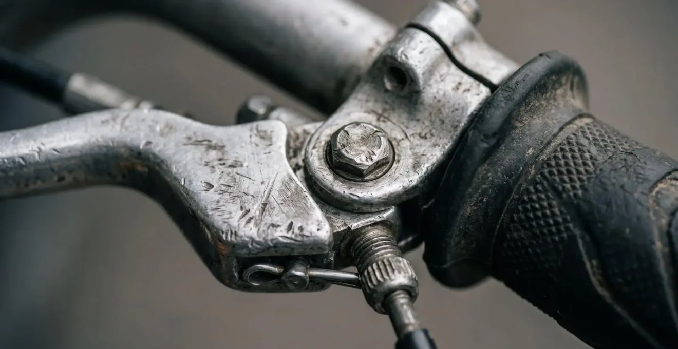 Comparaison visuelle des pièces de moto exposées lors d'une chute entre roadster et sportive