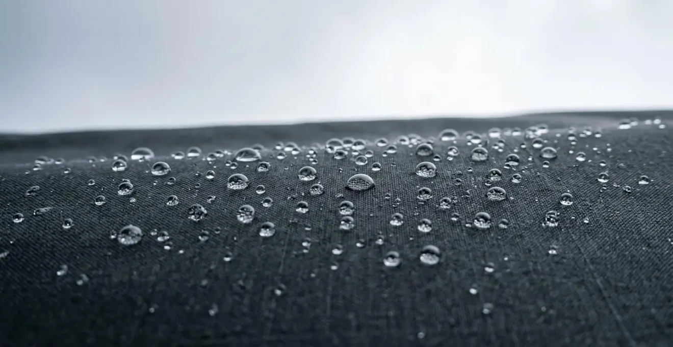 Composition minimaliste montrant l'interaction entre textile technique et eau sous éclairage naturel