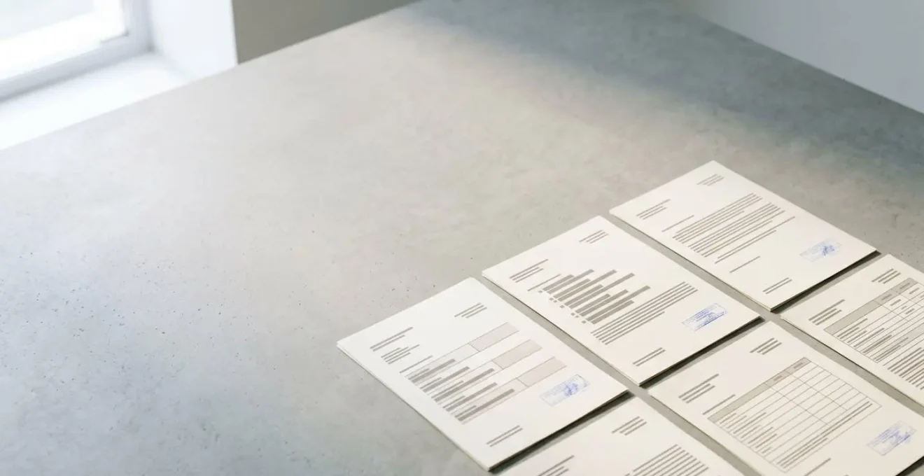 Documents officiels de vérification pour voiture importée disposés sur une surface claire