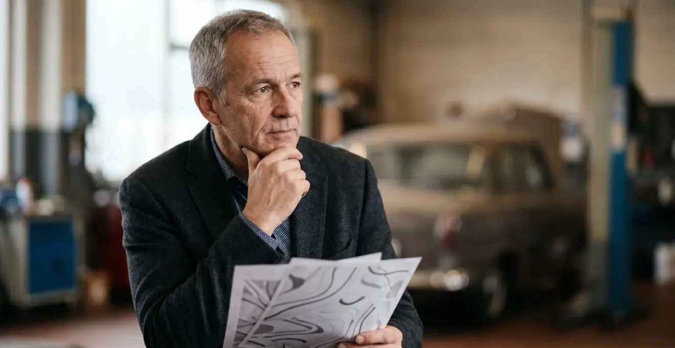 Expert automobile évaluant un véhicule ancien pour déterminer sa valeur
