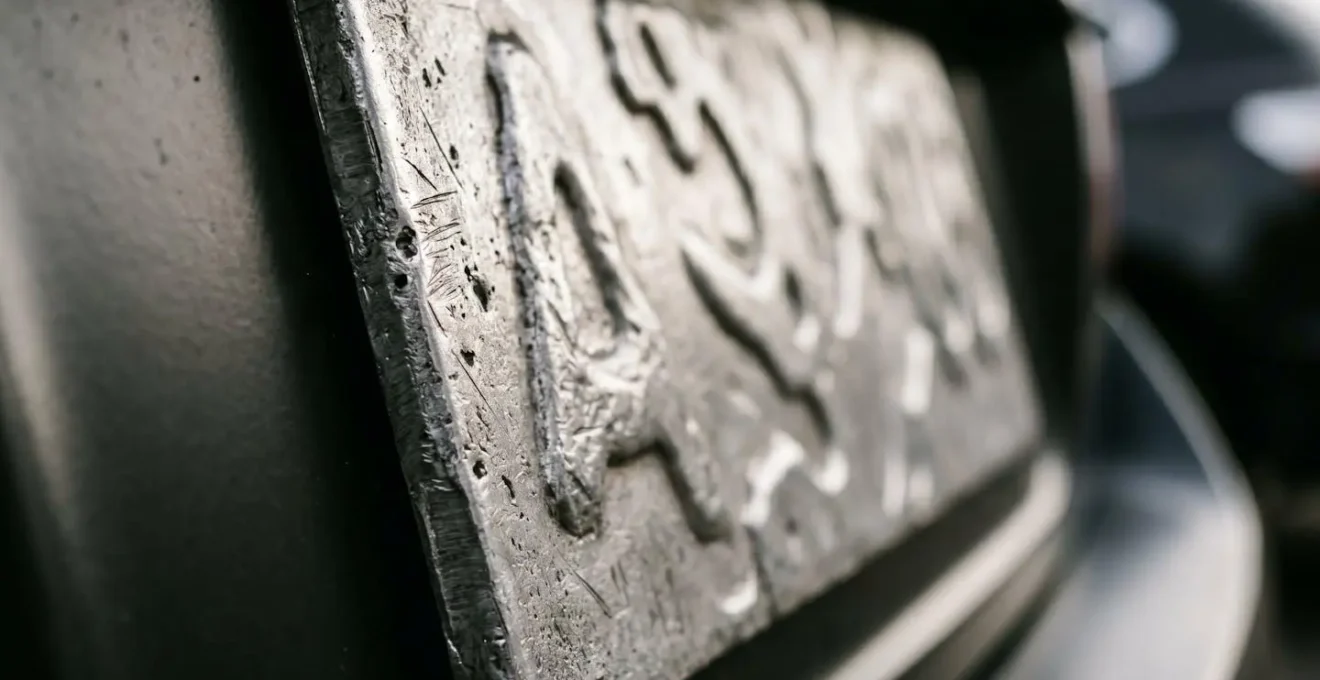 Gros plan sur des plaques d'immatriculation de transit fixées sur un véhicule en lumière naturelle