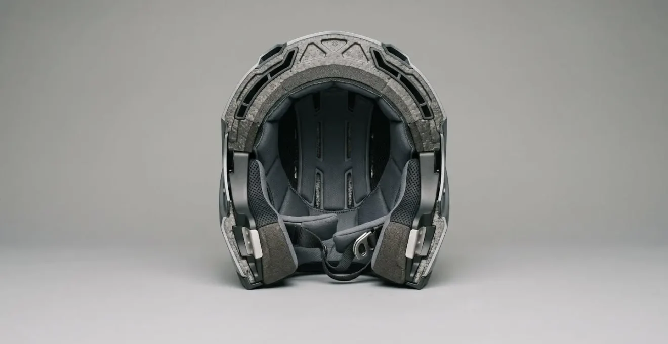 Vue en coupe montrant la structure interne en polystyrène EPS d'un casque de moto